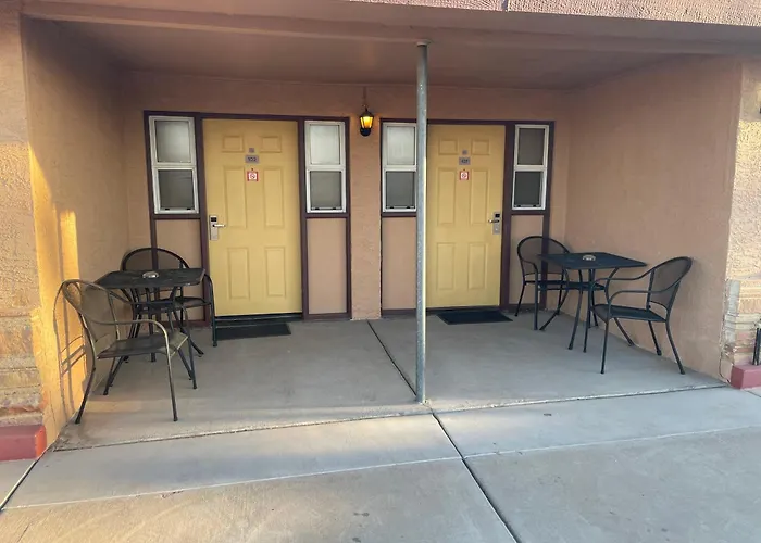 Palms Motel 4*